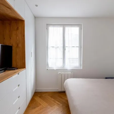 Apartment Contemporain Renove Dans Le Centre De