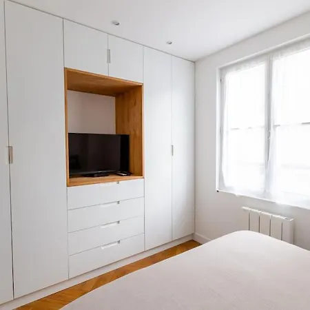 Contemporain Renove Dans Le Centre De Apartment *